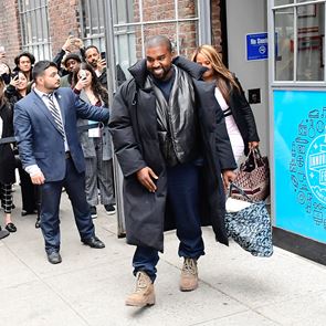 Γιατί η <em>νέα</em> σειρά ρούχων του Kanye West πωλείται σε σακούλες σκουπιδιών;