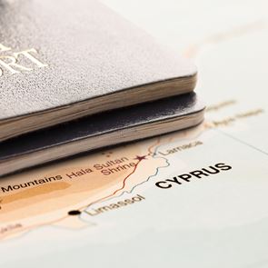 Το σκάνδαλο με τα &quot;χρυσά διαβατήρια&quot; προκαλεί πολιτικό σεισμό στην Κύπρο