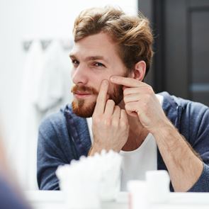 Αν βγάζεις σπυράκια μπορεί να φταίνε τα λάθη που κάνεις στην περιποίηση