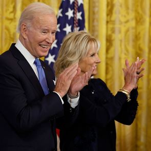 O Joe Biden έκανε 5 προτάσεις γάμου στη σύζυγό
