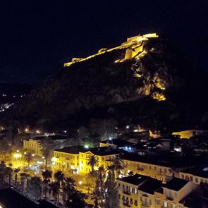 Γιατί τα κρούσματα πέφτουν στα αστικά κέντρα αλλά αυξάνονται στην περιφέρεια