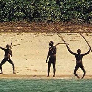 Ένας Αμερικανός επισκέφθηκε την πιο απομονωμένη και επικίνδυνη φυλή του πλανήτη στις Νήσους Ανταμάν