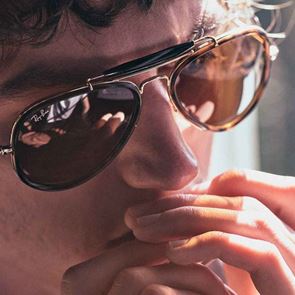 Η Ray-Ban ξαναφέρνει στη μόδα ένα από τα πιο κλασικά της μοντέλα