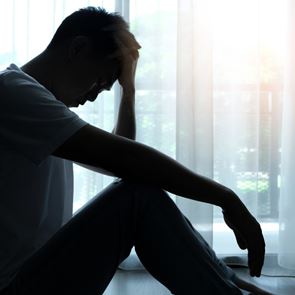 Σε ποια ηλικία σταματάμε να είμαστε ευτυχισμένοι σύμφωνα με την επιστήμη