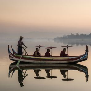 Στις χρυσές παγόδες και τα χωριά της Μιανμάρ