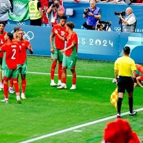 Το απόλυτο χάος στον εναρκτήριο <em>αγώνα</em> ποδοσφαίρου στους <em>Ολυμπιακούς</em> <em>Αγώνες</em>
