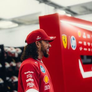 Κάτι έπαθε ο Lewis Hamilton: Με χαίτη μπούκλα εμφανίστηκε στο Μπαχρέιν (εικόνες, video