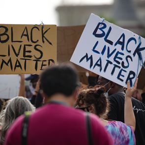 Το Facebook κατεβάζει λογαριασμούς ακροδεξιών οργανώσεων