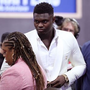 Το off white σμόκιν του Zion Williamson