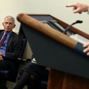 O Donald Trump απειλεί με απόλυση τον Anthony Fauci