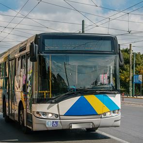 &#39;Πολυτάλαντος&#39; οδηγός λεωφορείου στην Κηφισιά λύνει σταυρόλεξο στο τιμόνι
