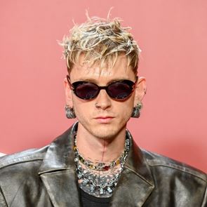 Όλοι μιλούν για το τατουάζ του Machine Gun Kelly που άλλαξε το σώμα