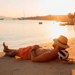 Η επιστήμη εξηγεί πώς να κάνεις ηλιοθεραπεία το καλοκαίρι χωρίς να καείς