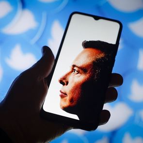 Οι λογαριασμοί στο Twitter που &#39;ανέστησε&#39; ο Elon Musk