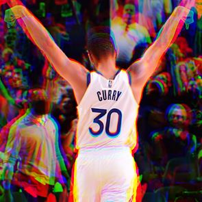 O Steph Curry τα βάζει από παντού