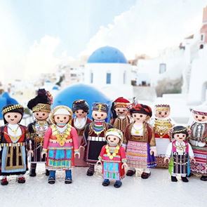 Όταν τα Playmobil ντύθηκαν με παραδοσιακές φορεσιές της &lt;em>Ελλάδας&lt;/em>