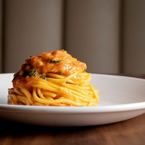 Σπαγγέτι με ντομάτα και βασιλικό, απλά και νόστιμα