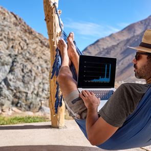 Τι είναι πάλι αυτές οι &#39;αθόρυβες &lt;em>διακοπές&lt;/em>&#39; και γιατί τις προτιμούν οι millenials;