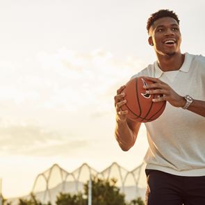 Ο Γιάννης Αντετοκούνμπο είναι πάντα στην ώρα