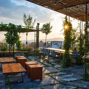 Για <em>cocktails</em> σε μία από τις καλύτερες ταράτσες της Αθήνας