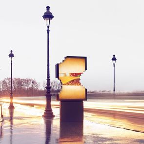 Ποιος δάγκωσε τις διαφημιστικές πινακίδες στο Παρίσι