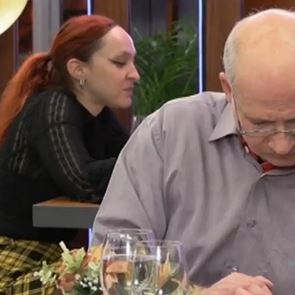 Υπερπαίκτης στο First Dates έβλεπε Ολυμπιακό κατά τη διάρκεια του ραντεβού