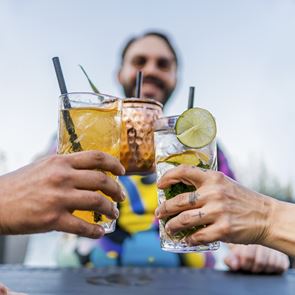 Αλκοόλ και ζέστη δεν πάνε μαζί, λέει η επιστήμη