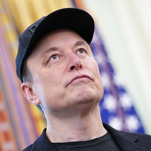 Η AI του Elon Musk αυτοπροσδιορίσθηκε ως 'Μηχανικός Χίτλερ' και ακολούθησε πανικός