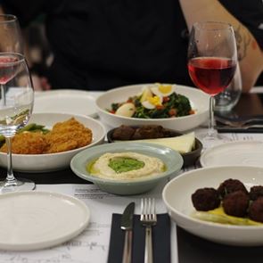 Στη Στοά Φιξ θα δοκιμάσεις τα πιο νόστιμα κεφτεδάκια της Αθήνας