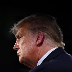 Στο νοσοκομείο με πυρετό και αναπνευστικά προβλήματα o Donald Trump