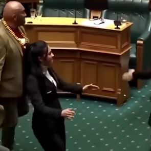 Μαορί βουλευτές χόρεψαν χάκα στη βουλή της Νέας Ζηλανδίας και έγιναν viral (video