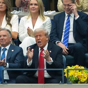 Χαμός στα social media με το χάπι που πήρε ο Donald Trump δημοσίως-τι συμβαίνει με την υγεία