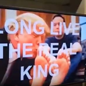 Ο Donald Trump φιλά τα πόδια του Elon Musk σε βίντεο που δημιουργήθηκε από χάκερς