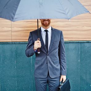 Τα κομμάτια που θα προστατέψουν το στυλ σου στη βροχή