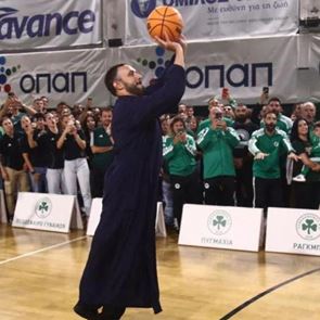 Παπάς-φίλαθλος του Παναθηναϊκού έγινε viral -Έδωσε το σύνθημα για το &quot;χόρτο μαγικό