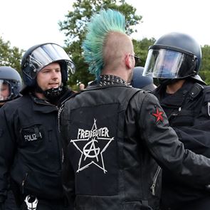 Sturmbrigade/ Wolfsbrigade 44: Η νεοναζιστική οργάνωση με πρότυπο τα SS