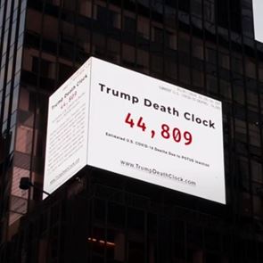 "Το ρολόι των θανάτων εξαιτίας του <em>Trump</em>" στην Times Square
