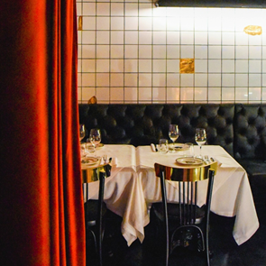 Εναλλακτικός Άγιος Βαλεντίνος σε σέξι μπαρ και εστιατόρια