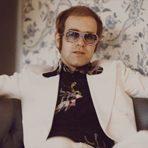 Οι εκκεντρικές εμφανίσεις του Elton John που θα θυμόμαστε πάντα
