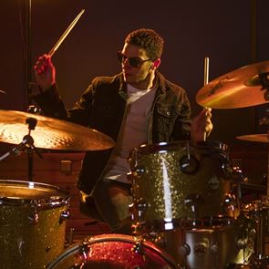 Ο Άγγελος Πεντάρης στο rooftop του The Foundry Suites Athens