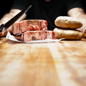 Το κόκκινο κρέας κάνει λιγότερο ελκυστικούς τους άντρες