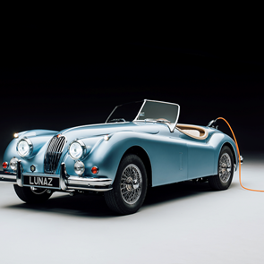 Μία custom made Jaguar για τον Brooklyn Beckham