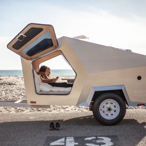 Αυτό το κομψό τρέιλερ μεταμορφώνεται σε πολυτελές δωμάτιο ξενοδοχείου