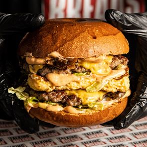 Πληθωρικά burgers, λαχταριστά σάντουιτς και φίνο street food: Νέο Talking Breads στο Σύνταγμα