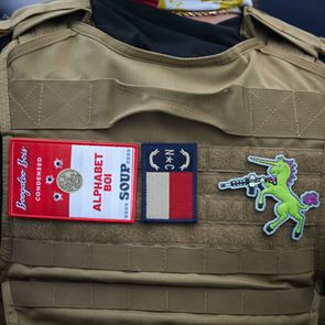 Boogaloo bois: Το οπλισμένο ακροδεξιό κίνημα με τα χαβανέζικα πουκάμισα