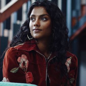 H Simone Ashley είναι το νέο κορίτσι του Bridgerton