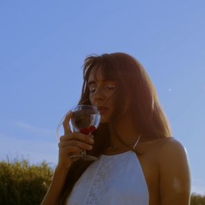 Ποια είναι η viral Cilia Katrali που γνωρίσαμε από το TikTok