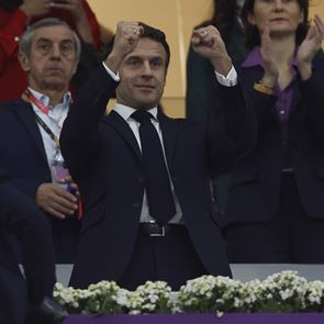 Emmanuel Macron, ένας πραγματικός gentleman στο Κατάρ
