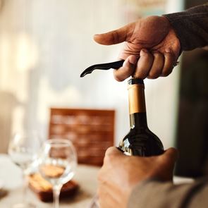 Έξυπνα κόλπα για να ανοίγεις το μπουκάλι κρασί χωρίς ανοιχτήρι