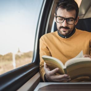 Γιατί το να προσποιείσαι ότι διαβάζεις βιβλία στο μετρό γίνεται η νέα τάση